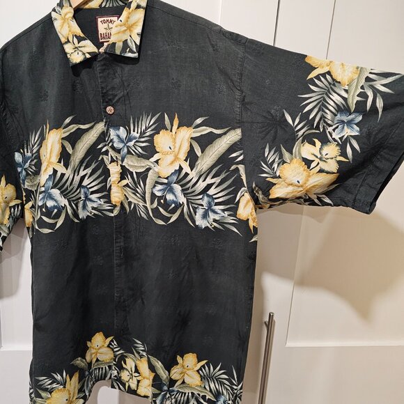 Tommy Bahama floral shirt black with yellow size medium - Picture 2 of 8